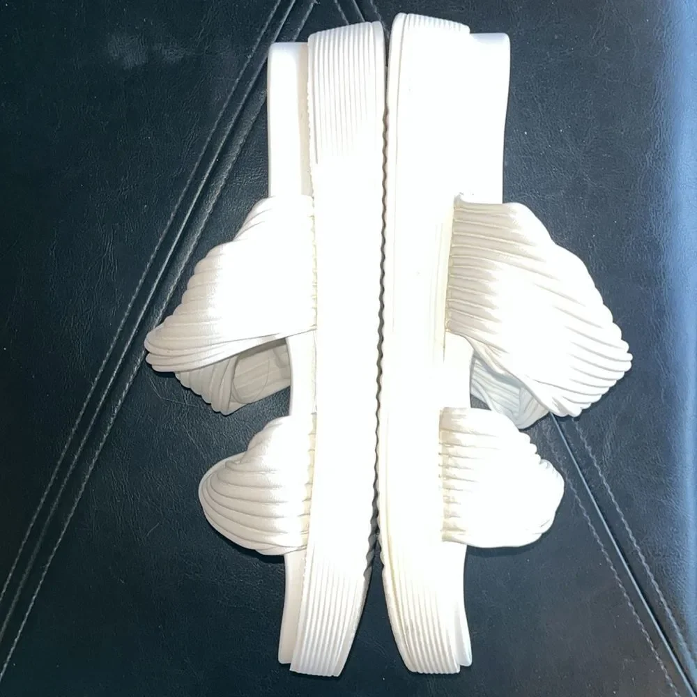 EXCELLENT CONDITION WOMEN’S 8.5 BLONDo WHITE WATERPROOF CADEE SANDALS/SLIDES